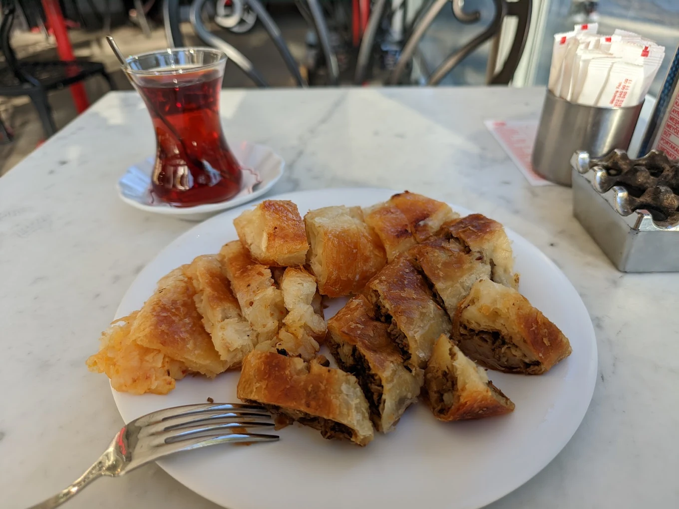 Tabakta dilimli börek ve çay