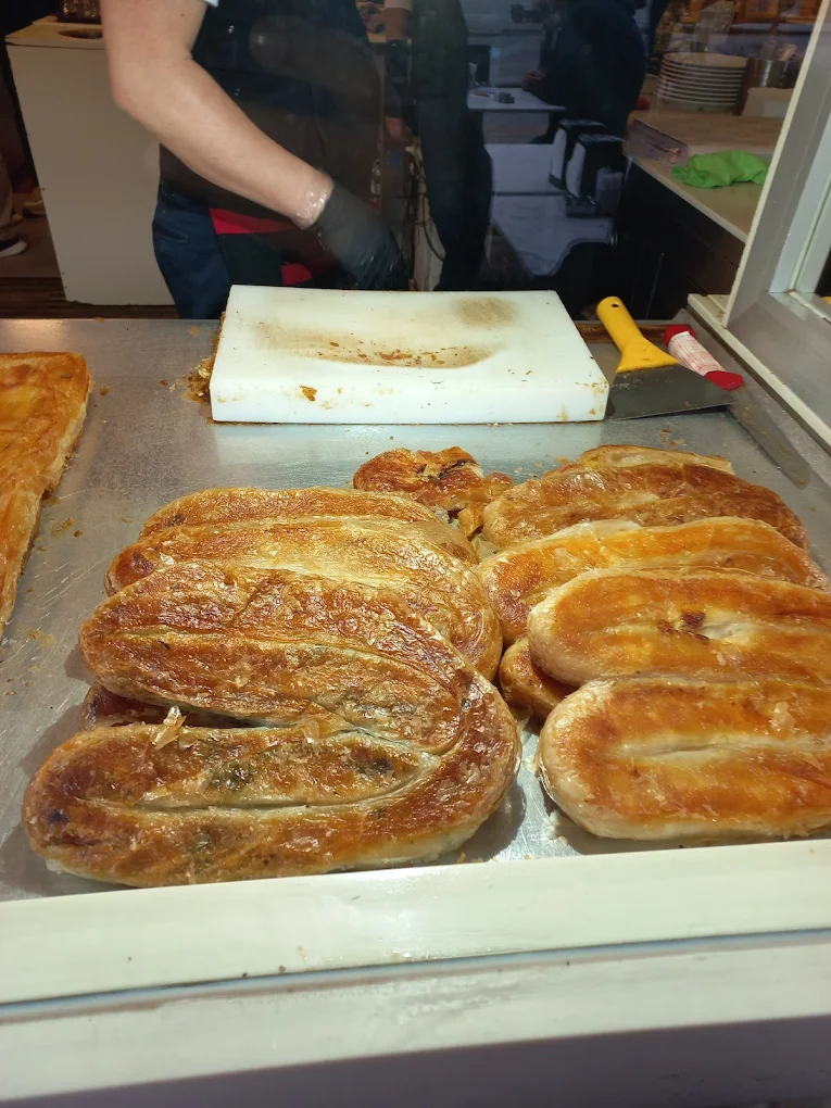 Tezgahta taze pişmiş börekler