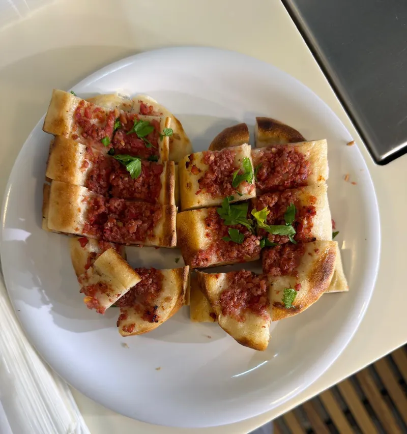 Tabakta dilimlenmiş kıymalı kırpidesi