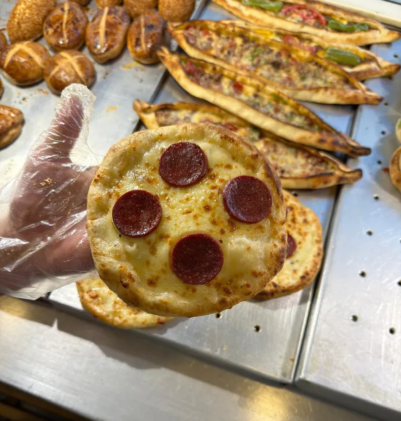 Fırından yeni çıkmış sucuklu pide