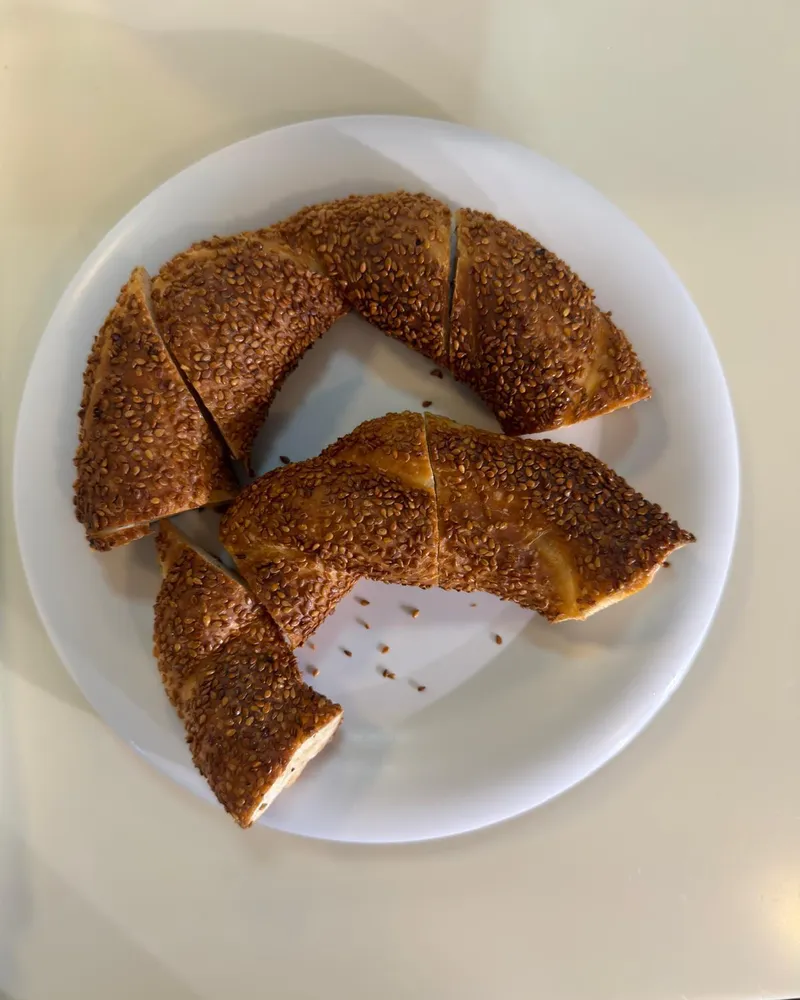 Tabakta dilimlenmiş taze simit