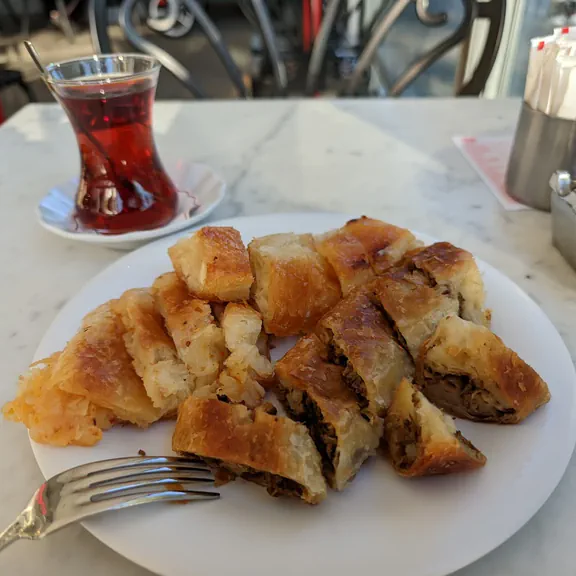 Tabakta dilimli börek