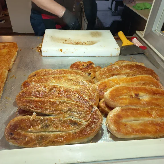 Tezgahta taze pişmiş börekler