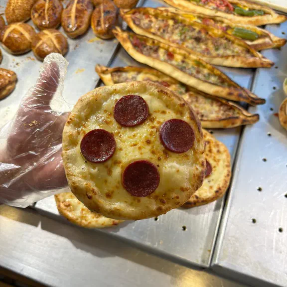 Fırından yeni çıkmış sucuklu pide