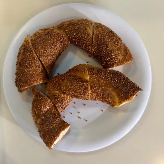 Tabakta dilimlenmiş taze simit